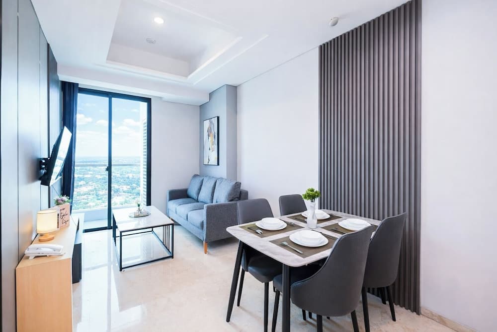 White Tone 2Br With City View At Capitol Suites Apartment - photo 6