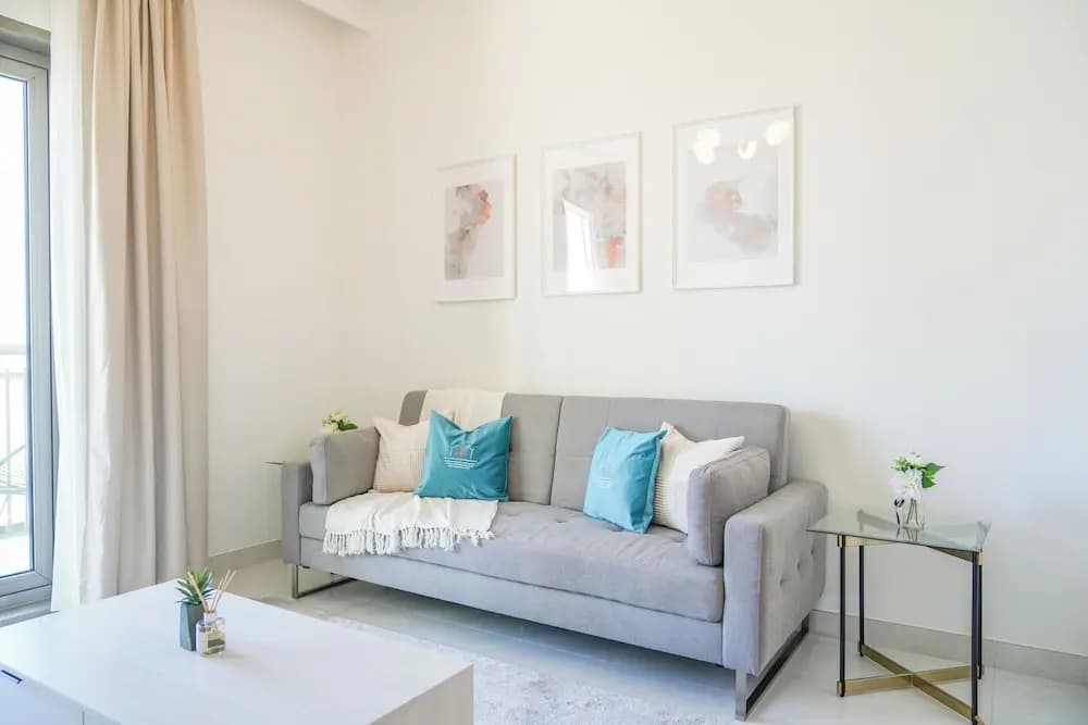 Yogi - Elegant Apartment With Balcony Amidst Vibrant Area - main photo