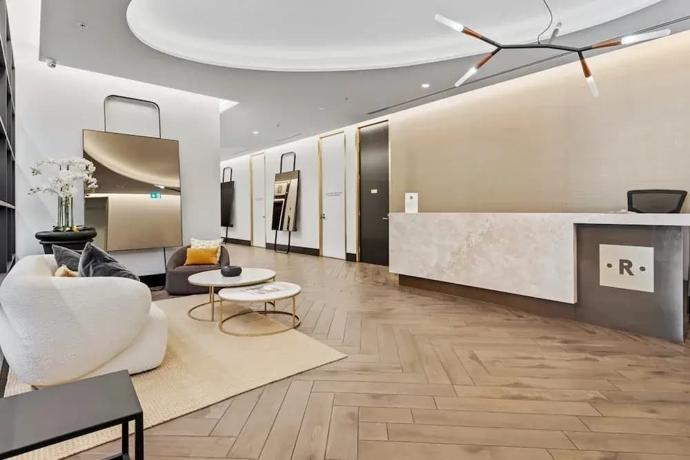 Chic 2-bed With Free Parking in South Yarra - photo 1