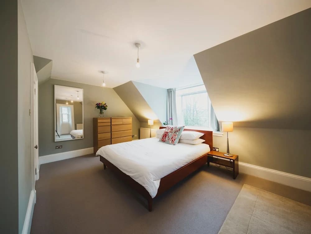 Beautiful 3 Bedroom Georgian Townhouse With Parking - photo 2