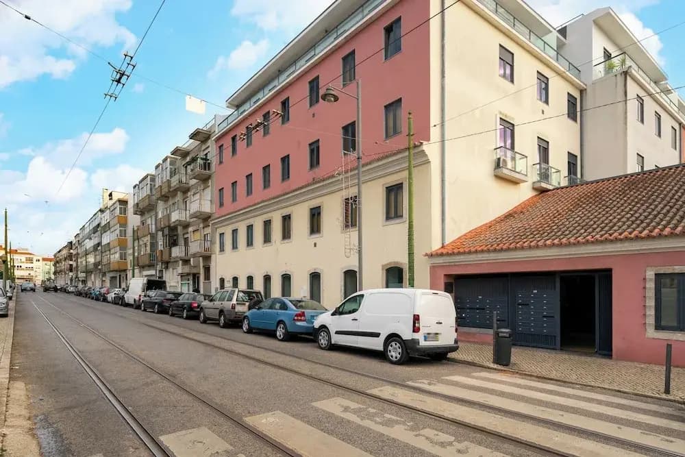Ajuda 31 Premium W/ Elevator & Parking - photo 1