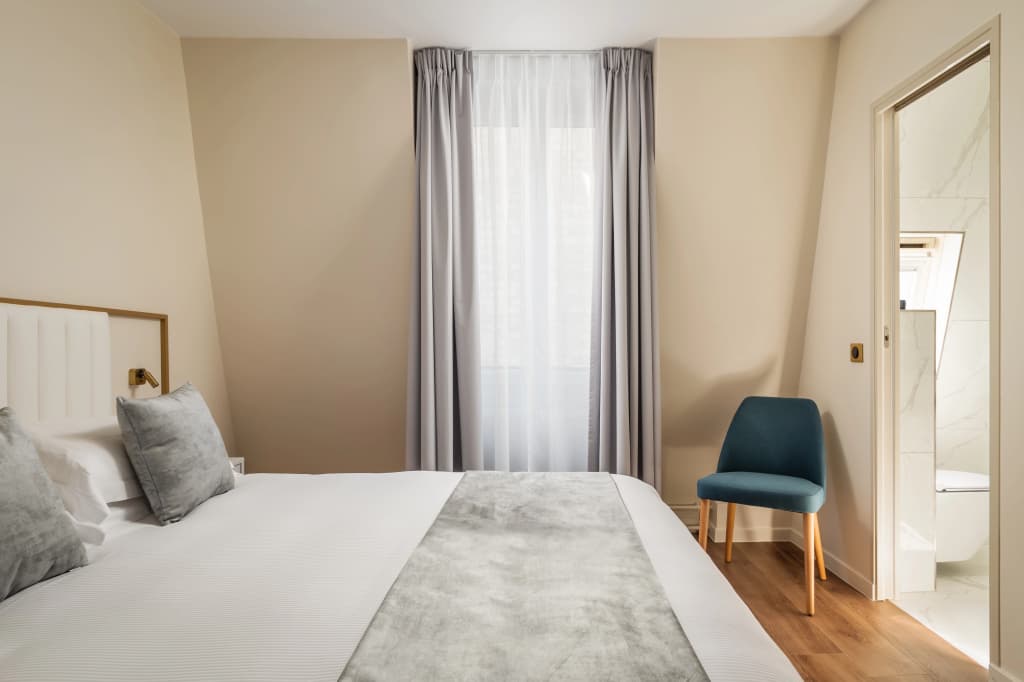 Hôtel Des Deux Avenues - photo 23