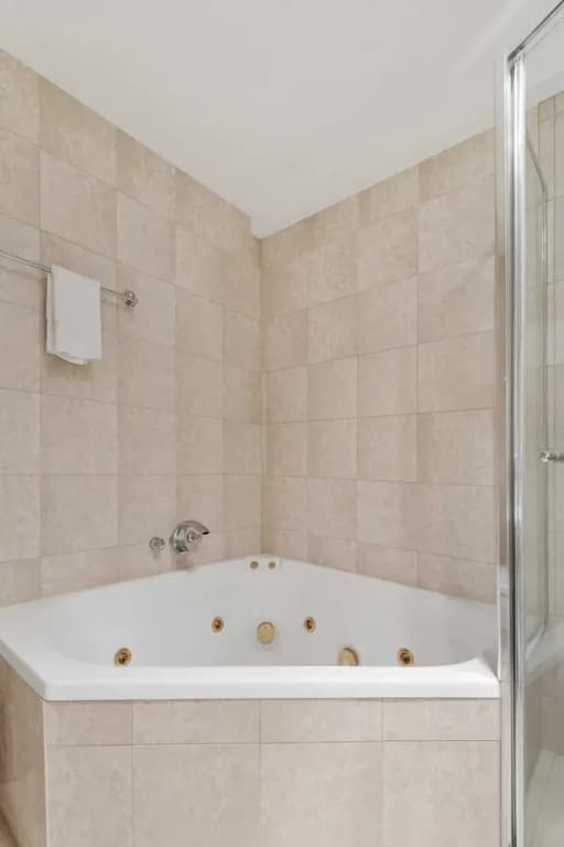 Spacious 3-bed Apartment by the MCG - photo 7