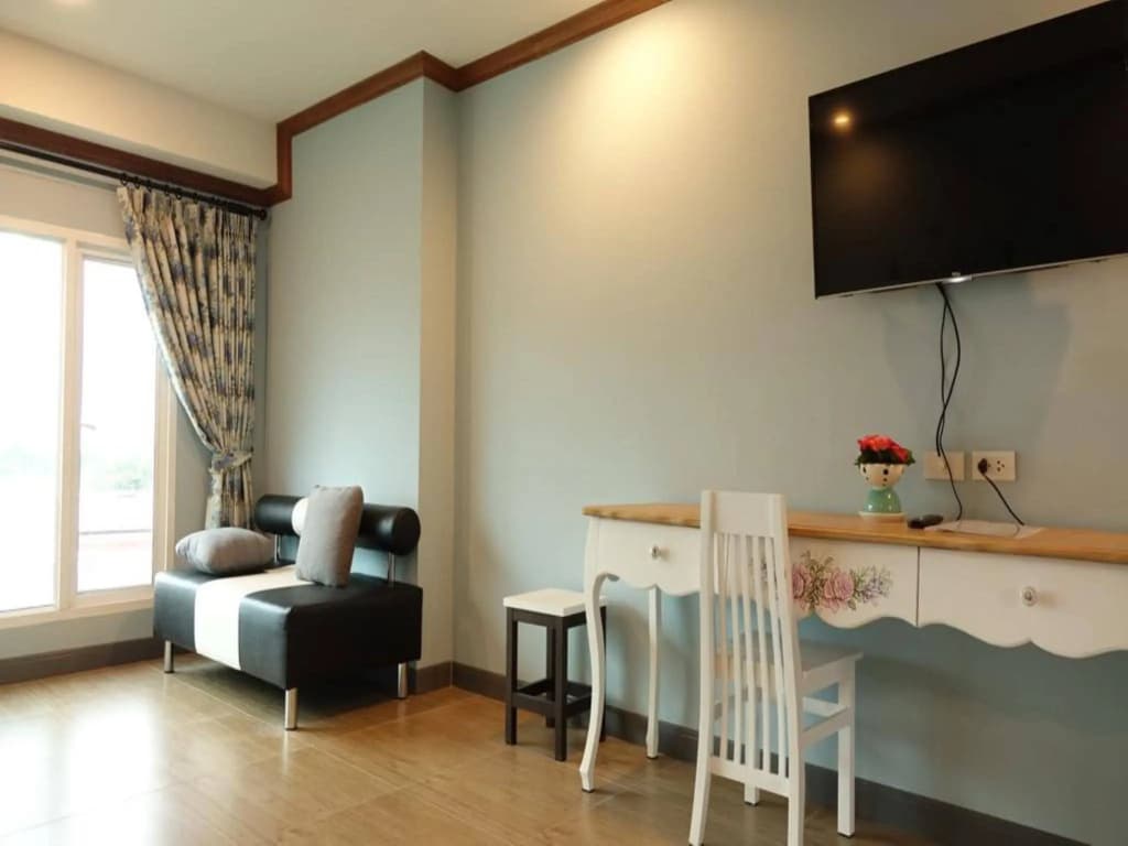 The Lilly Hotel - photo 3