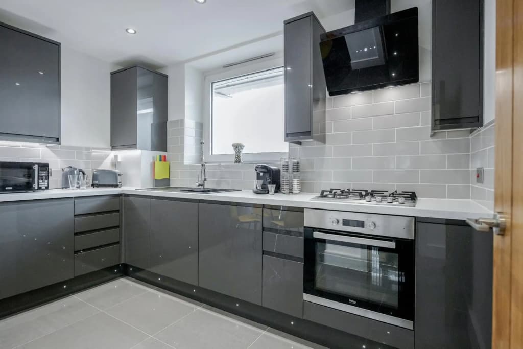 3 Bedroom Apartment in Stratford City - photo 14