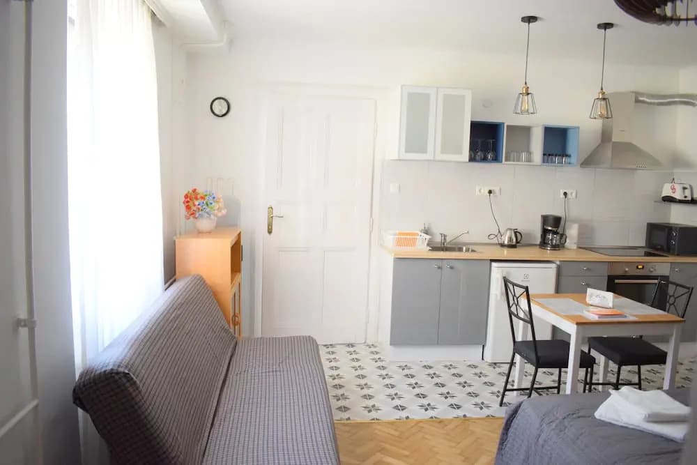Diamond Astoria 5 sun-lit apartment - photo 4