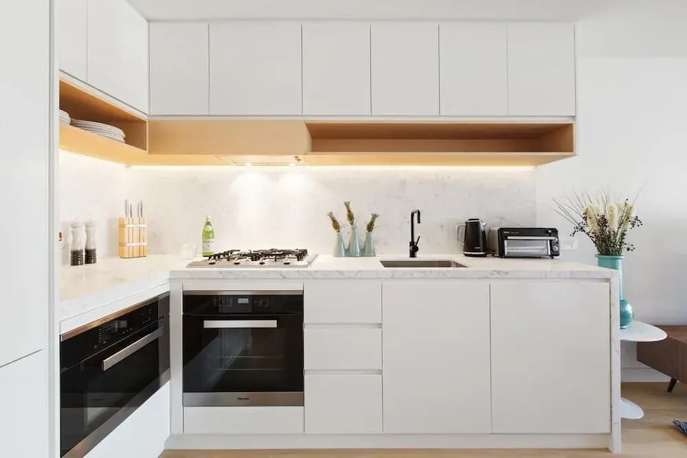 Chic 1-bed With a Sleek Balcony Near Shops - photo 13