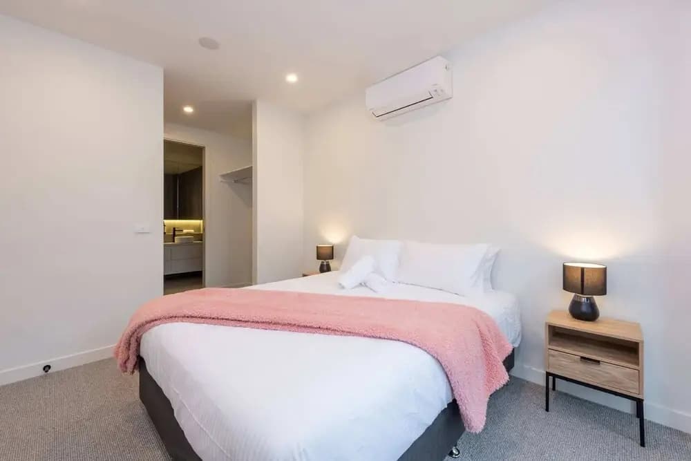 Luxe 3 Bedroom Apartment With Parking - photo 4