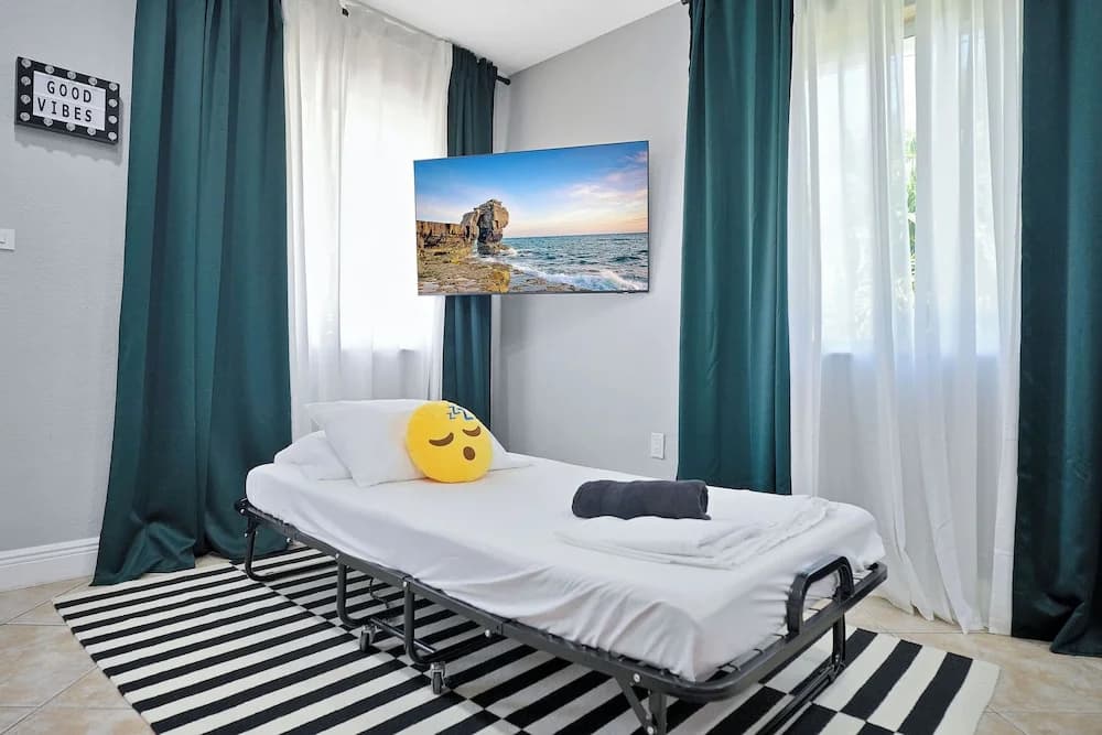 Happy Escape, 15 Min to Beach, Massage Shower Jets, Bar, and BBQ - photo 2
