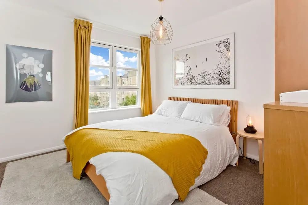 Arty 2 Bedroom Flat By Leith Shore - photo 4
