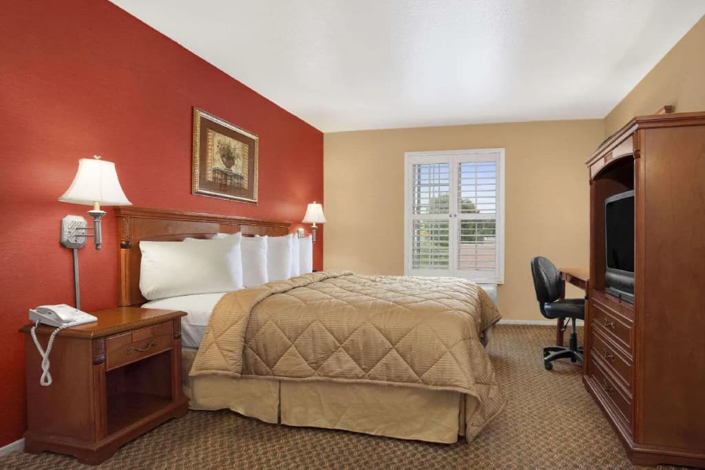 Travelodge Inn & Suites by Wyndham Gardena CA - photo 15