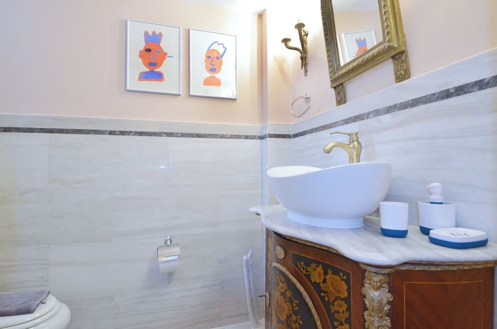 A modern and neoclassical apartment - photo 8