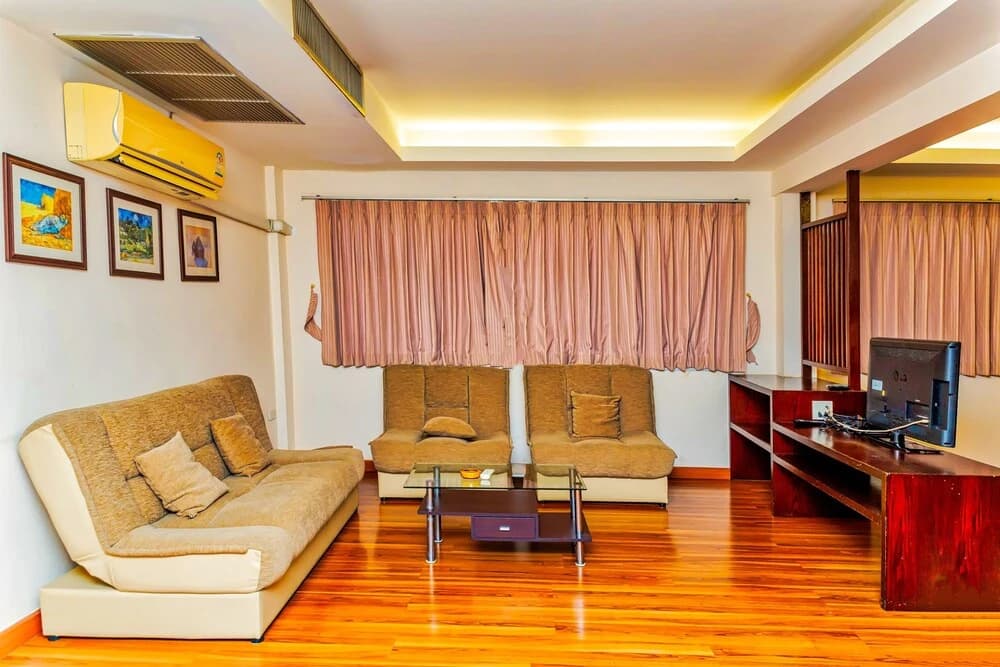 Jolly's Guesthouse - photo 3