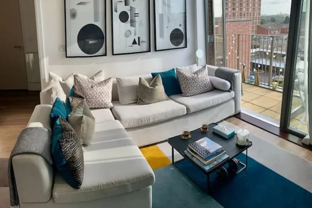 Stylish and Chic 1 Bedroom Apartment in Canning Town - photo 3