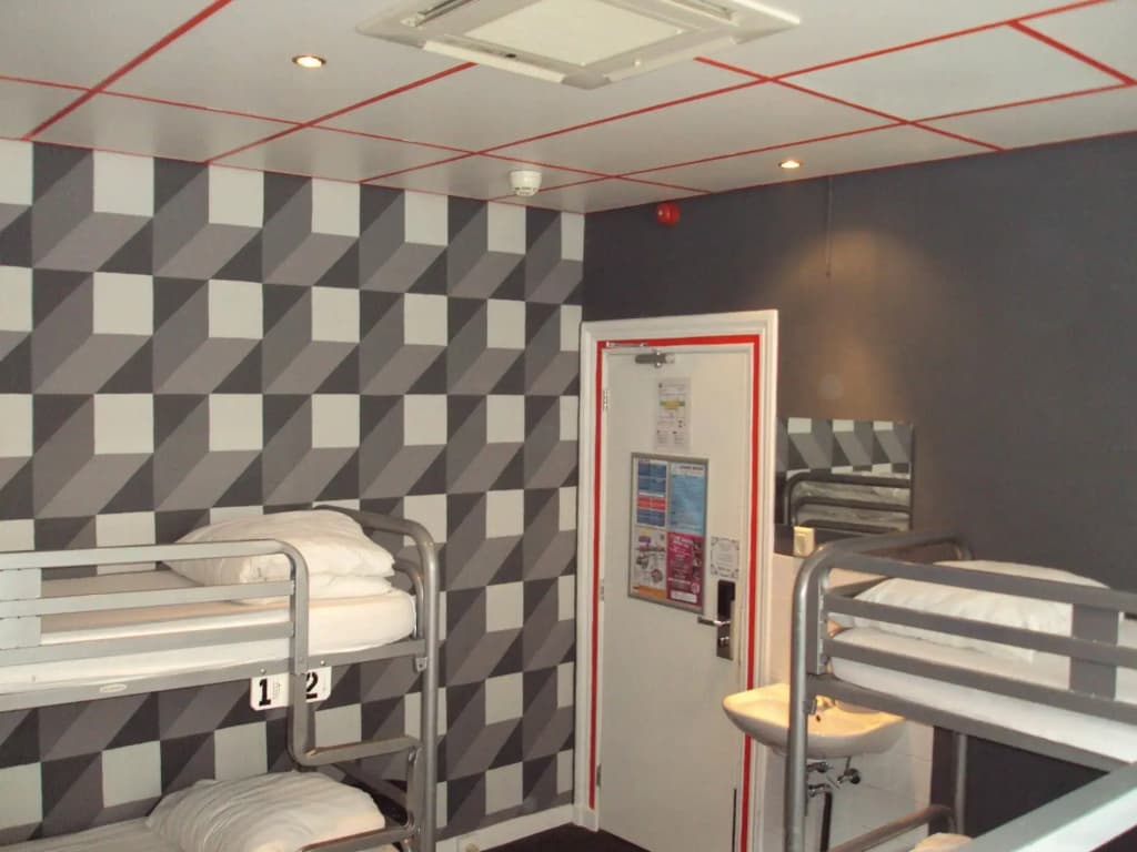 The Flying Pig Uptown Hostel - photo 17