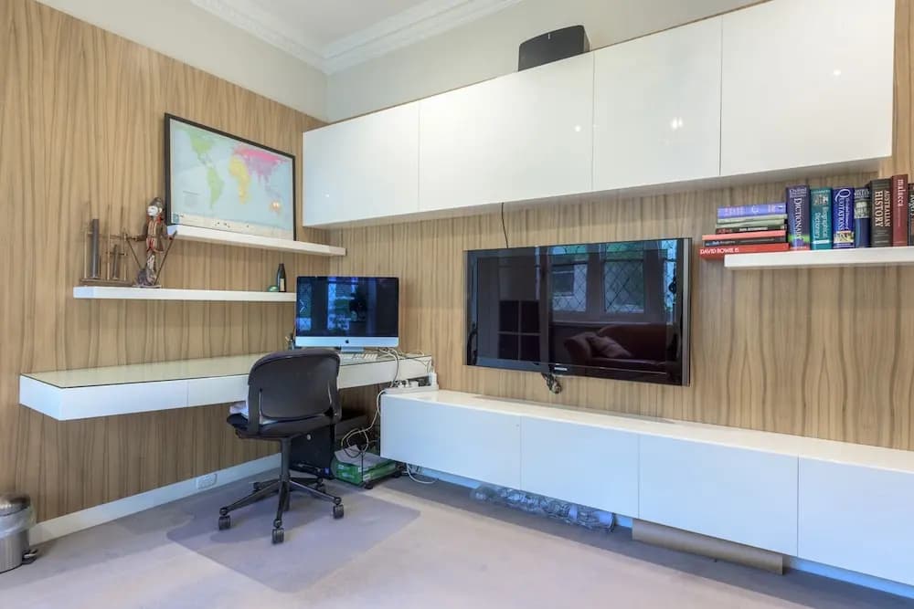 Exquisite 4 Bedroom House with Pool - photo 4