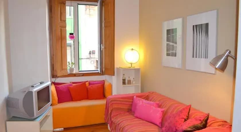 Campolide Lisbon Apartment - photo 3