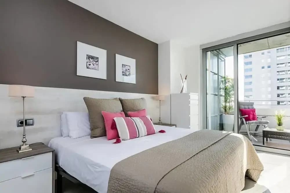 Stylish 2bed/2bath With Swimming Pool - photo 3