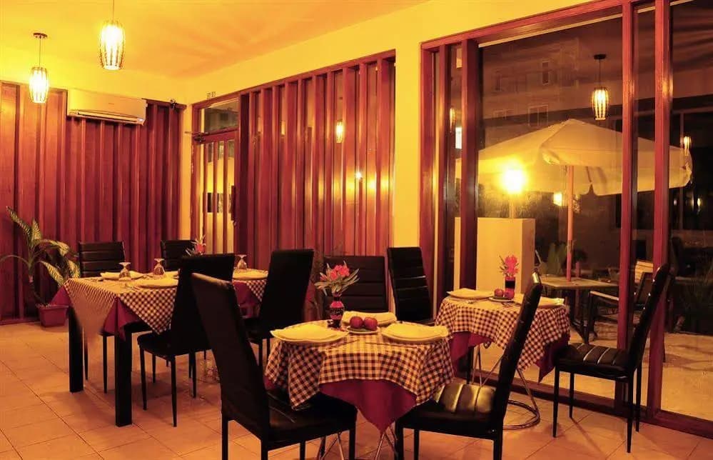 Holidaymakers Inn - photo 19