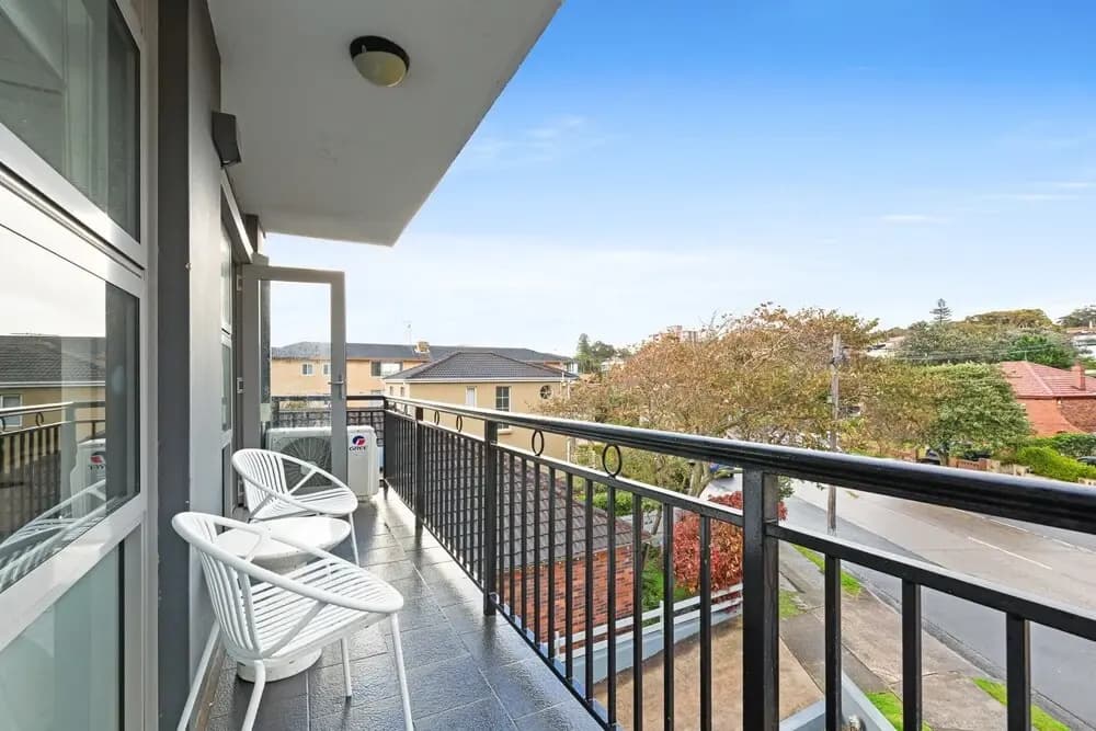 Bright 2-bed Flat With Balcony in Vaucluse - photo 7