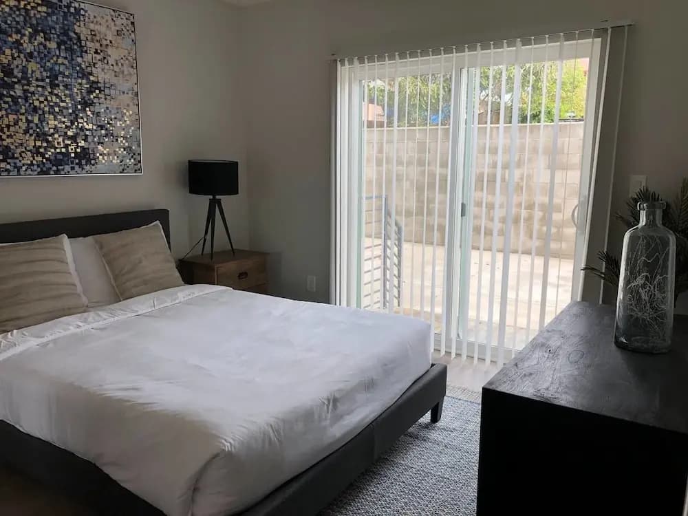 Brand NEW Modern Luxury 3bdr Townhome In Silver Lake - photo 2