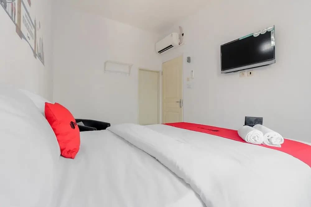 RedDoorz Plus near Taman Rasuna Menteng - photo 6