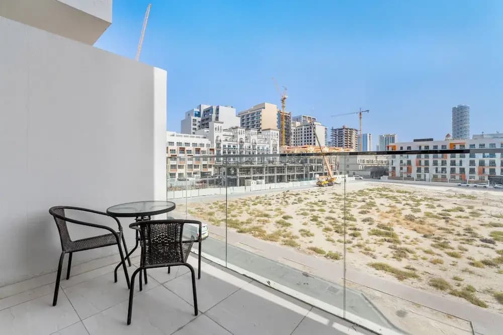 Waves - Stylish 1BR in JVC with Balcony & Pool - photo 12