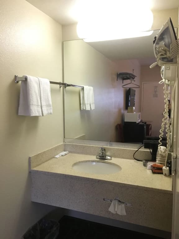 Van Ness Inn - photo 9