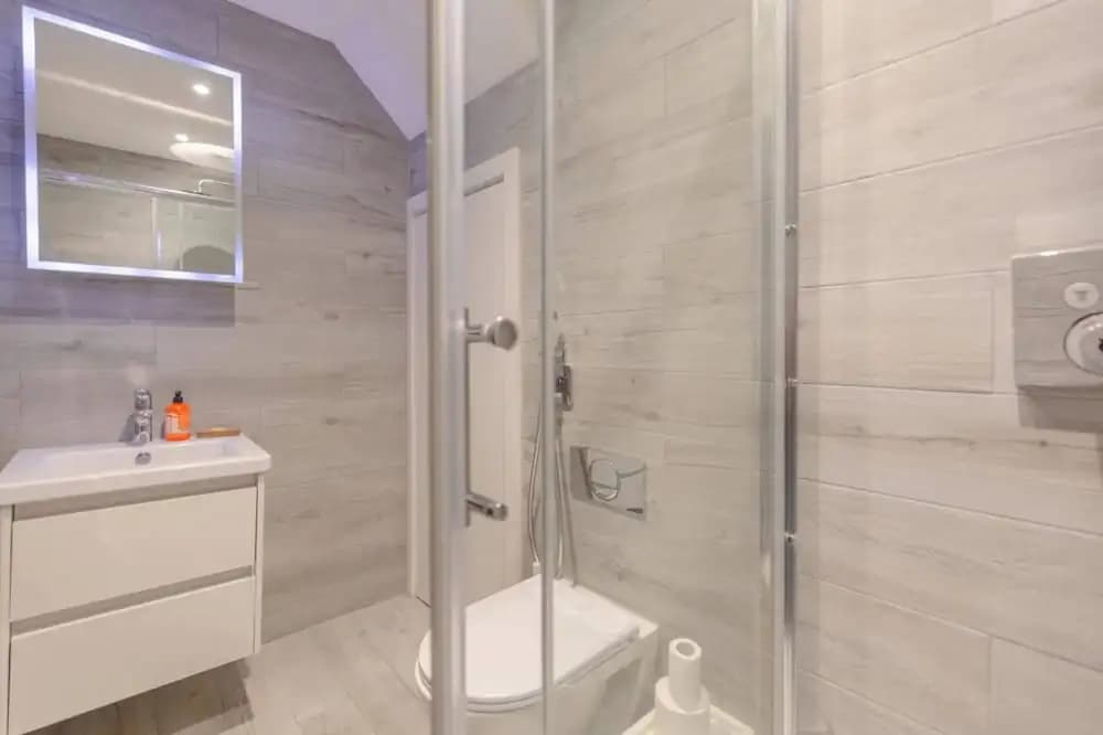 Sleek & Spacious 2BD Flat - Clapham - photo 7