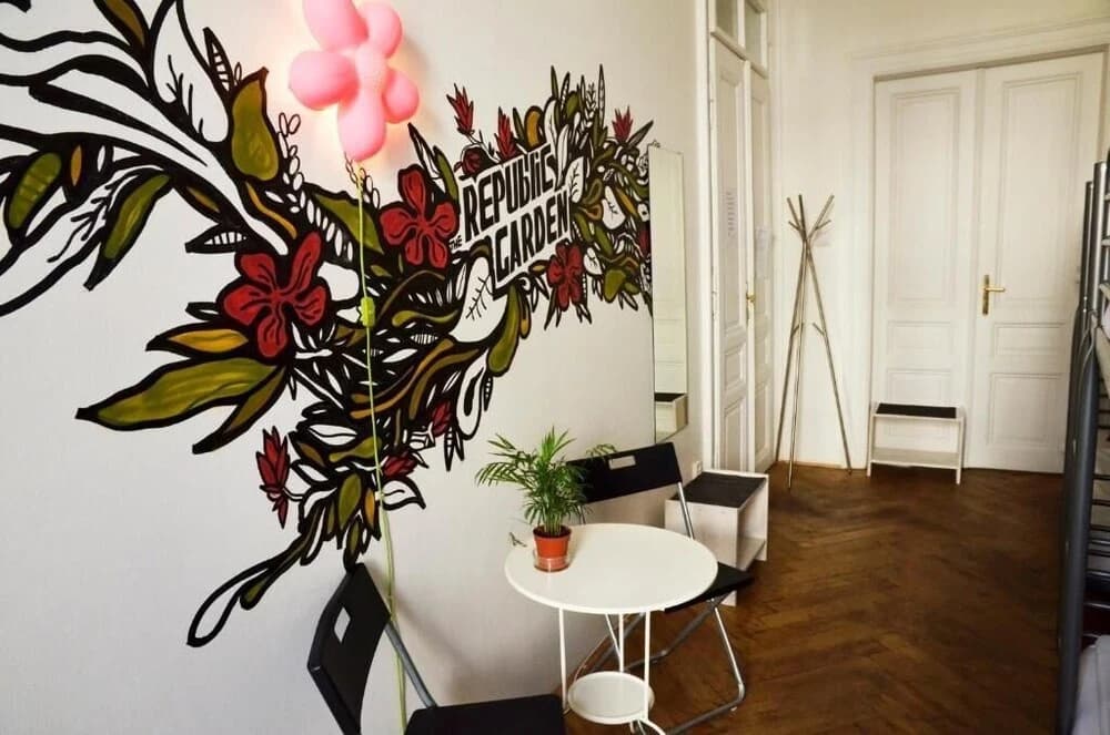 The Republic Garden - Hostel - photo 10