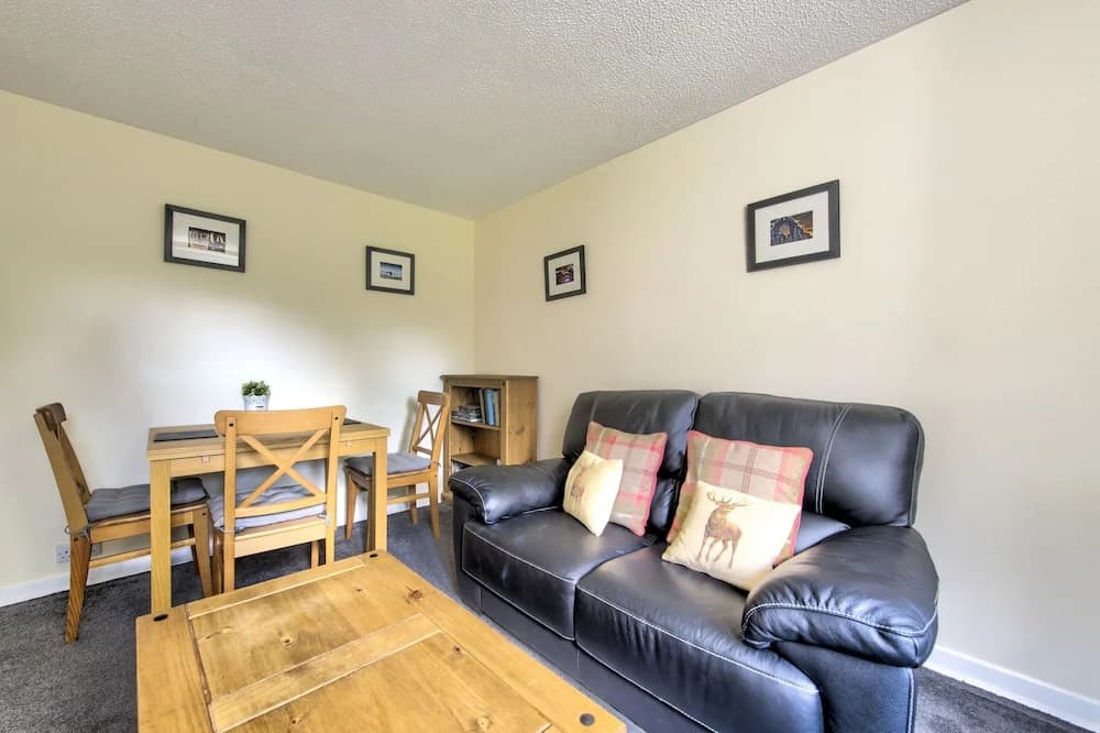 Charming Grassmarket Apartment with Castle View - photo 3