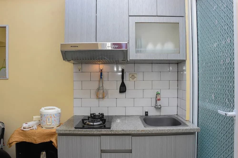 Comfort And Homey 2Br At Green Pramuka City Apartment - photo 12