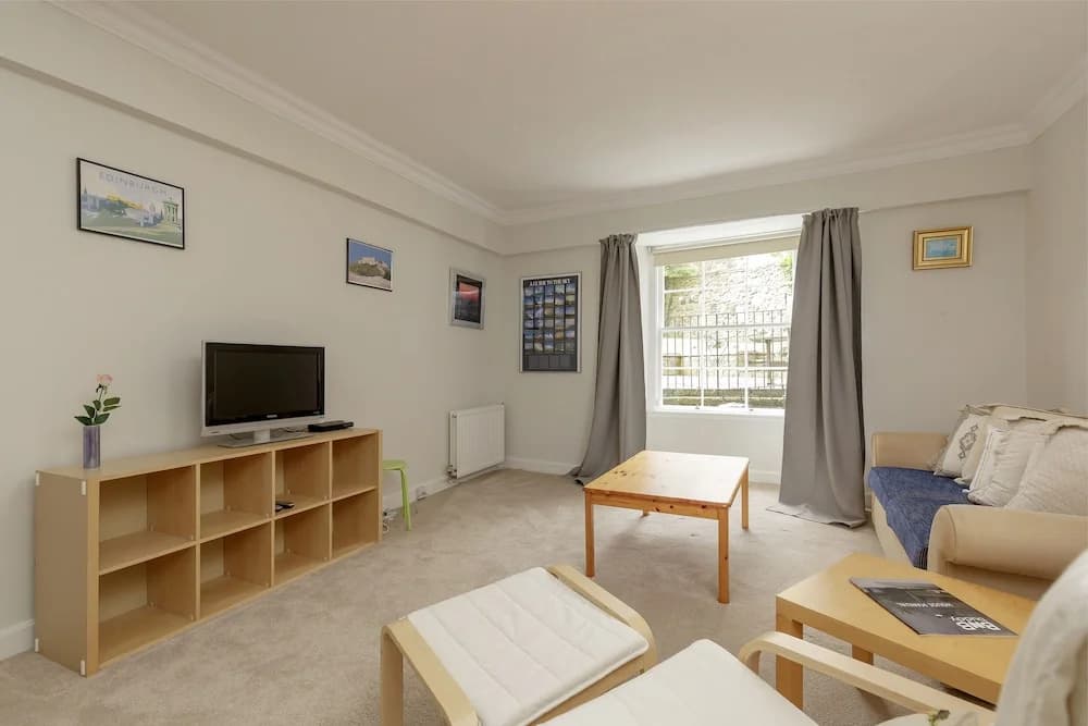 Classic Main Door Entry 2-bedroom New Town Apartment with Garden - photo 3