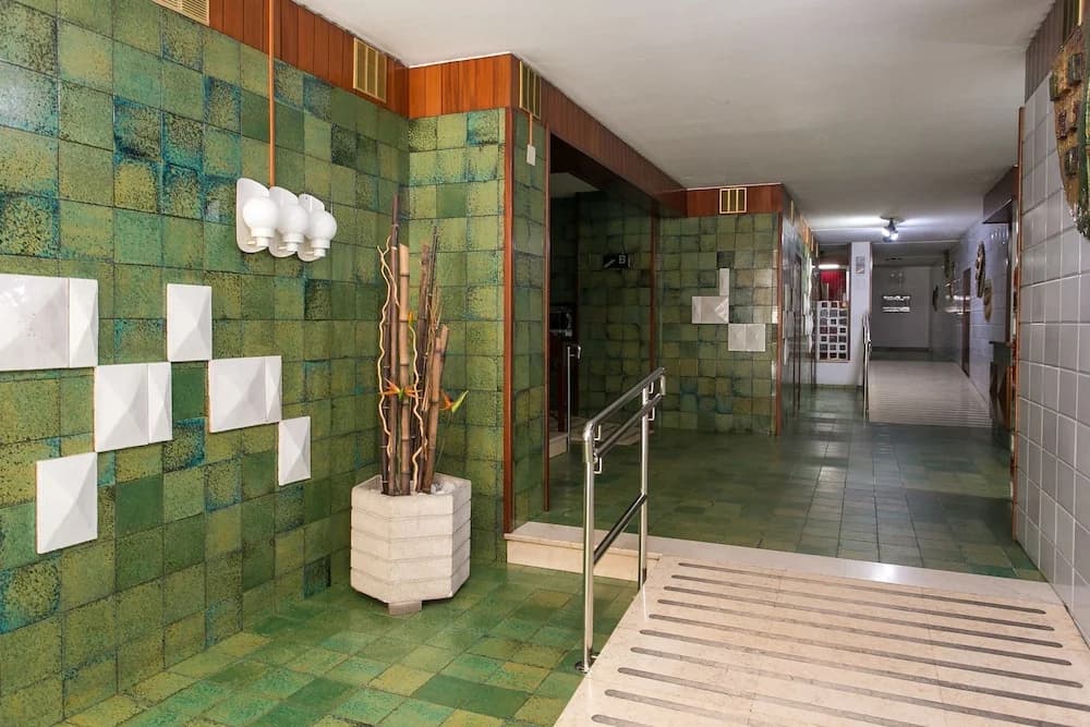 Spacious & Quiet 4 Bedroom Apartment - photo 9