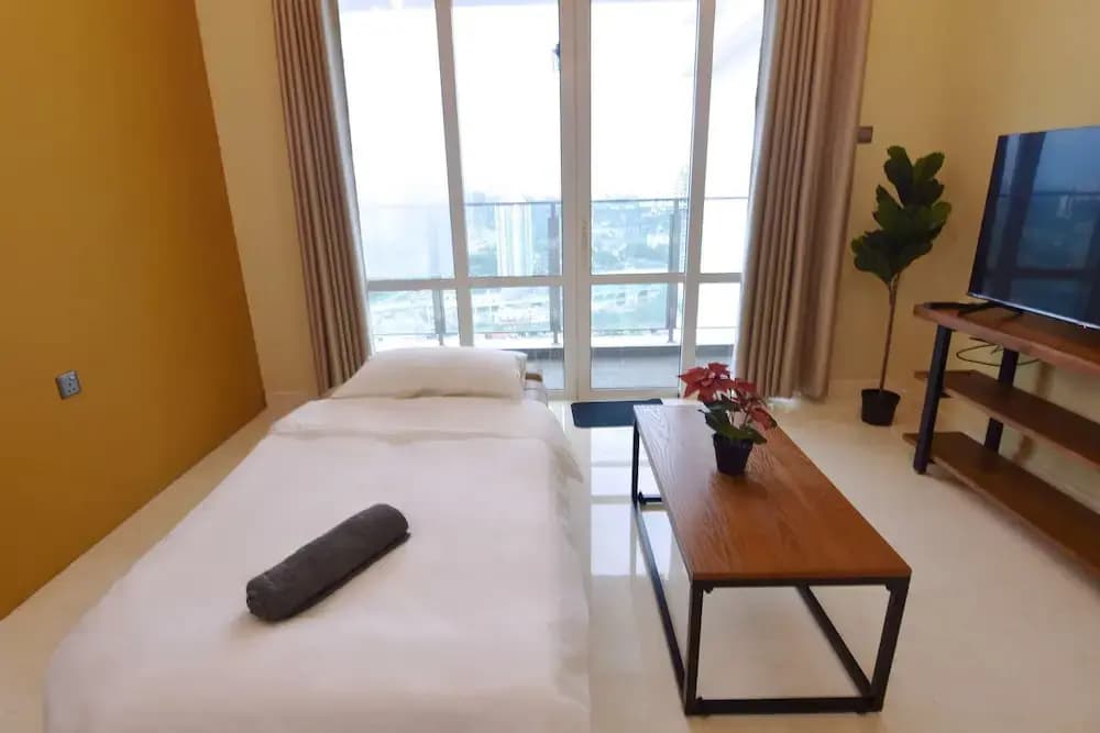 Cozy 1BR Suite at Tritower Steps to JB CIQ - photo 2