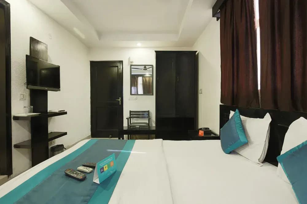 FabHotel Kailash Colony Metro Station - photo 4