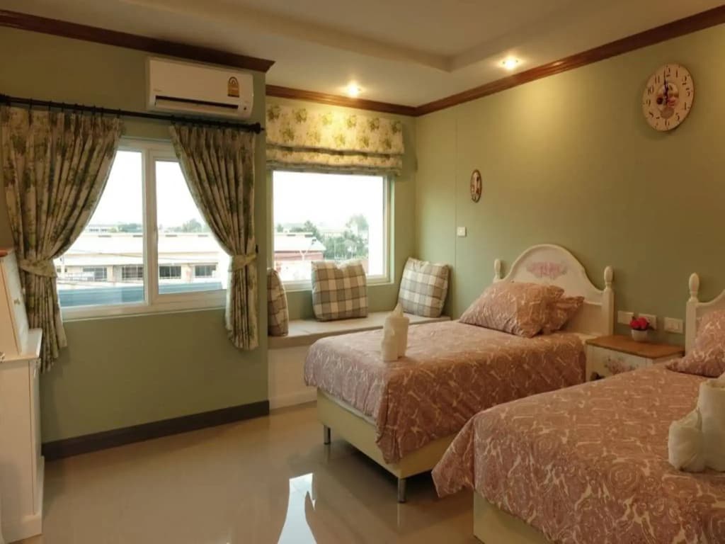 The Lilly Hotel - photo 4