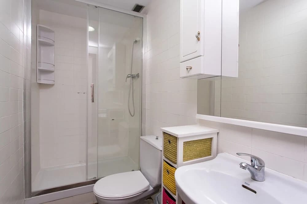 Spacious & Quiet 4 Bedroom Apartment - photo 7