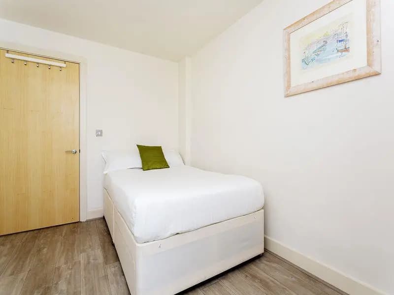 Veeve  2 Bed Flat With Views Imperial Wharf Fulham - photo 2