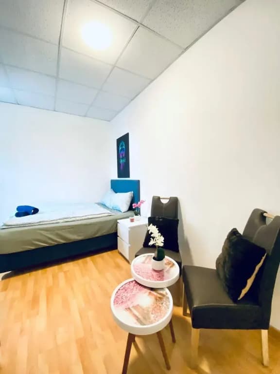 Stylish Shared 3-Bedroom Stay Near City - photo 42