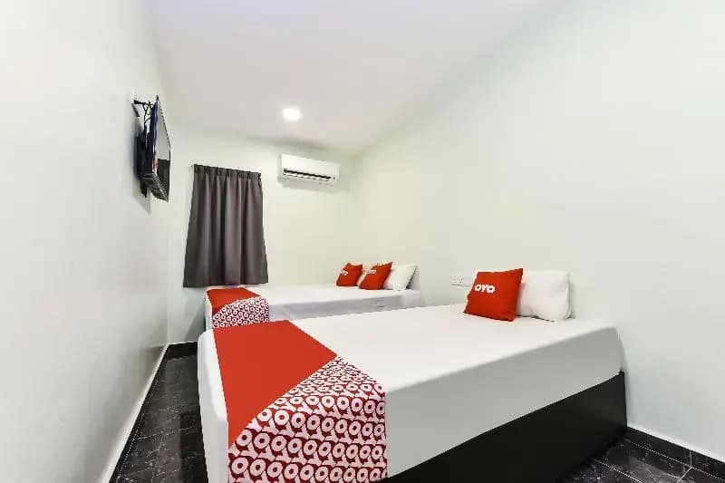 Th Hotel by OYO Rooms - photo 3