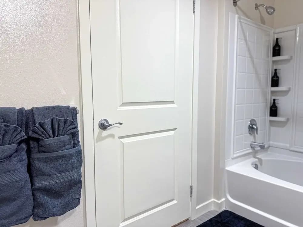 Modern Comfort W Pool GYM Parking 10 Min to Cedars - photo 33