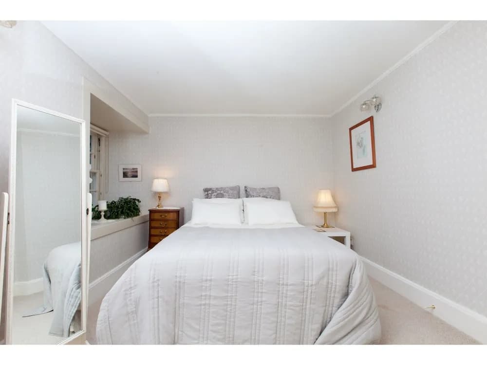 Chic + Shore-side: 17th Century Home With Parking! - photo 4