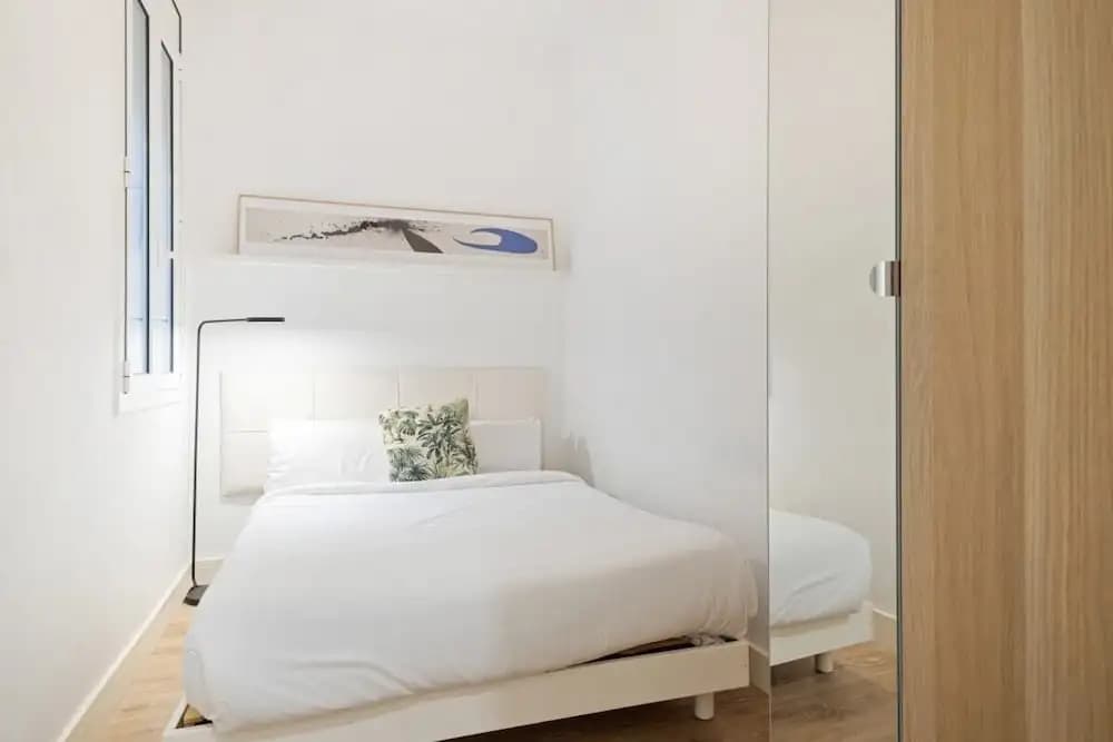 Stunning 2 Bedroom amd Bath Apartment in Eixample - photo 2