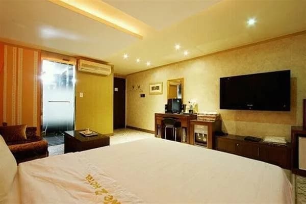 We2 Hotel - photo 5