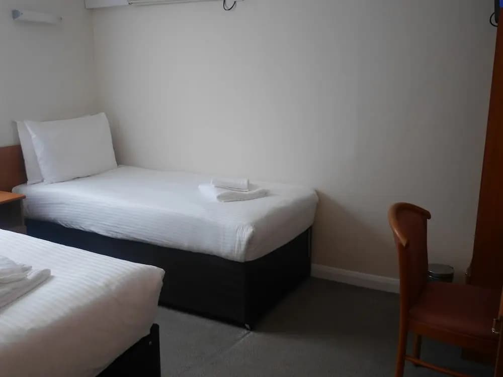Shepiston Lodge Heathrow - photo 2