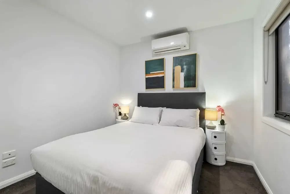 Comfortable 2BR Retreat With Balcony & Parking - photo 1