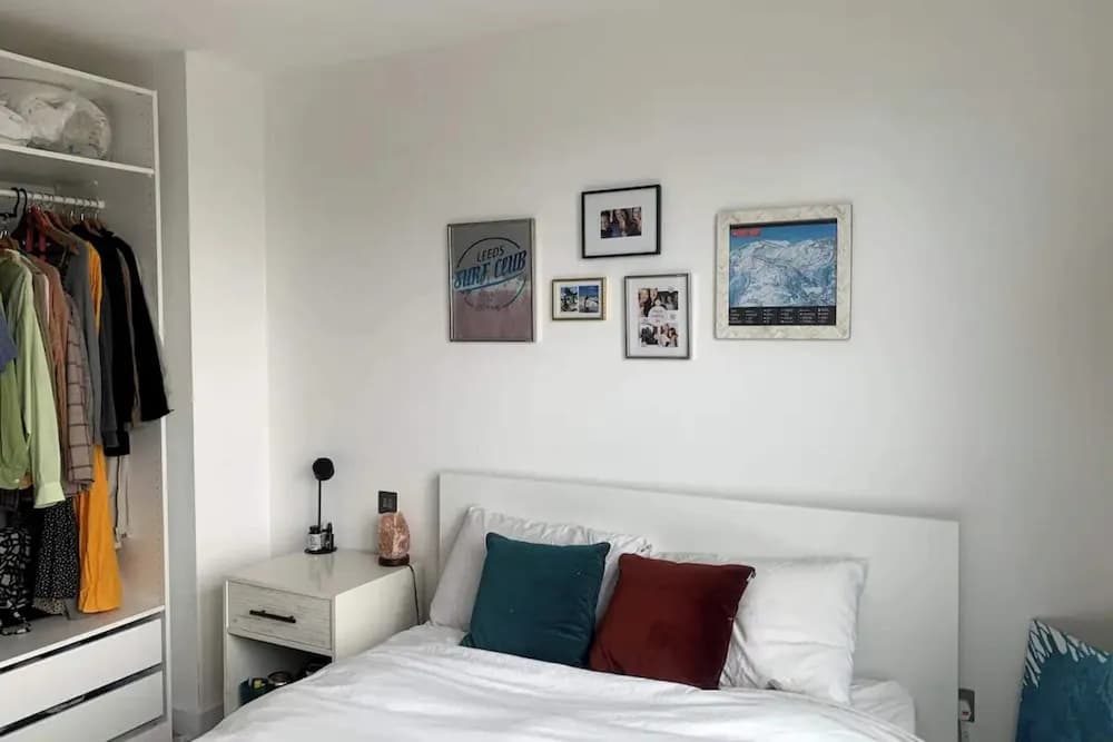 Stylish 2BD Flat With Private Balcony - Battersea - photo 2
