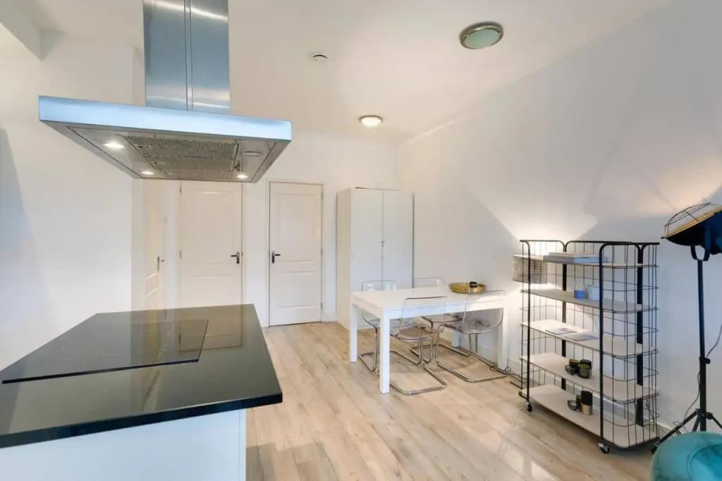 Luxurious Canalview APT with Patio CITY CENTRE - photo 7