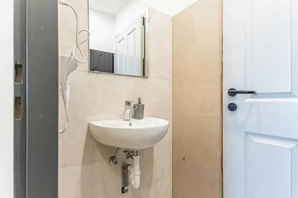 4BR Apt. for Groups 6-Min to Stadthalle - photo 35